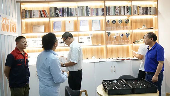 热烈祝贺「实习基地暨热传感研究联合实验室」揭牌成立! 億彩温度传感器